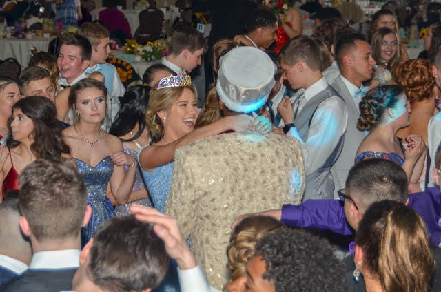 Prom 2019 Captures “Love In a Photograph”