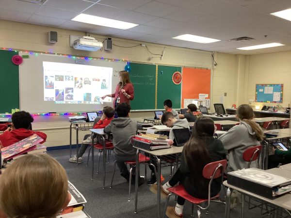 Mrs. Chelich reviews the daily bellringer with her second period Spanish class. 