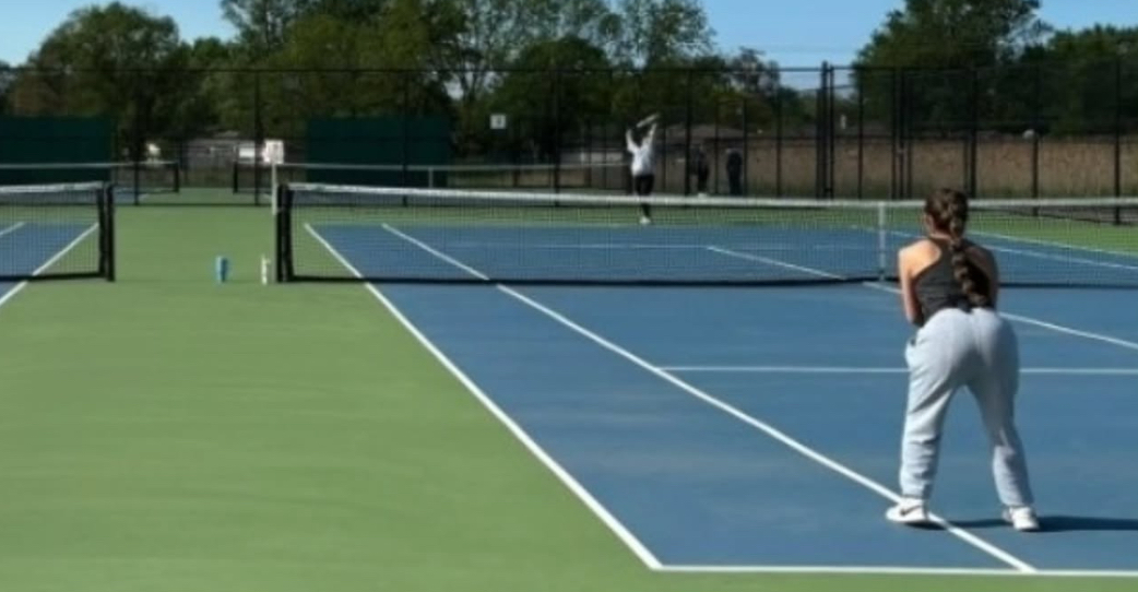 Junior Xiomara Reyes waiting for her opponent to start the beginning of the set.